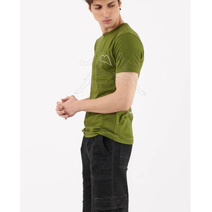 T-shirt confortable pour hommes avec panneaux en tissu de maille respirante T-shirt pour hommes avec un design ajusté et un matériau extensible - Product Image 6