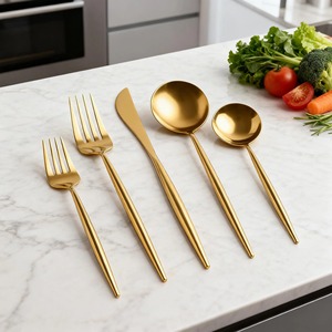 Cubiertos de Madera Ecológicos de Lujo en Oro y Plata con Patrón de Llave Griega y Emblema de Medusa para Cenas en Casa, Bodas y Fiestas - Product Image 3