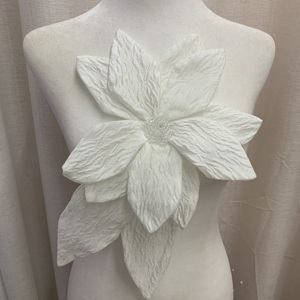 อุปกรณ์ตกแต่งเสื้อผ้าแบบใหม่ สไตล์กลิ่นหอมอ่อนๆ จับจีบประดับดอกไม้ใหญ่ ปักลูกปัด สำหรับงาน DIY - Product Image 3