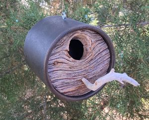 Elégante maison d'oiseau en métal avec finition grise idéale pour la décoration de maison et de jardin de luxe - Product Image 2