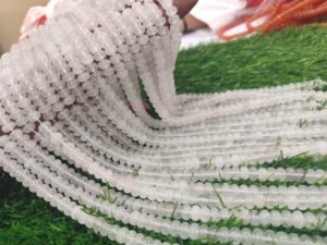 ลูกปัดควอตซ์ผลึกน้ำแข็งธรรมชาติขนาด8มม. ลูกปัดคริสตัลเรียบแบบเม็ดเรียบคุณภาพเยี่ยมยาว8นิ้ว - Product Image 4