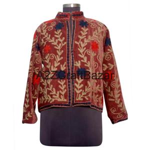 Chaqueta Artesanal de Terciopelo Suzani Bordada, Estilo Boho Étnico, Abrigo de Invierno con Forro de Algodón Acolchado Floral y Cierre de Botones - Product Image 1