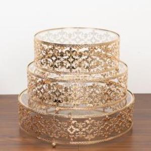 Superbe support à gâteau en métal doré avec embellissements artisanaux et appel élégant pour les configurations de desserts de fête de luxe - Product Image 4