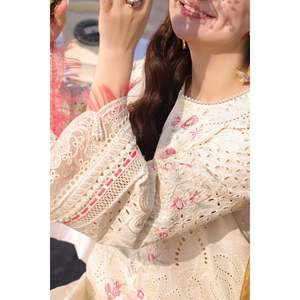 ชุดเสื้อผ้าผู้หญิง QALAMQAR แบบ 3 ชิ้น ลายปัก Chikankari พร้อมผ้าคลุมไหล่และกางเกงขายาว ผ้าคลุมไหล่ปักลาย Khaddi Net รุ่น BIC-4663 - Product Image 3