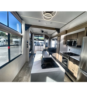 Remise sur les caravanes de voyage 42VERANDA 2025 F-o-r-e-s-t R-i-v-e-r W-ild-w-o-od G-r-a-n-d L-o-d-g-e, maison mobile tout-terrain - Product Image 2