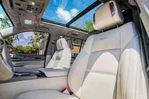 2024 Escalade ESV 4WD 6.2 Litros V8 Paquete de Remolque de Servicio Pesado, Propiedad del Sur, Asientos de Cuero, Volante a la Izquierda R20 - Product Image 2