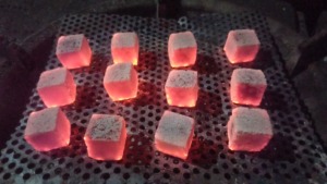 Elaborado a partir de cáscaras de coco, este carbón de cachimba indonesio garantiza una verdadera sensación de humo. - Product Image 2