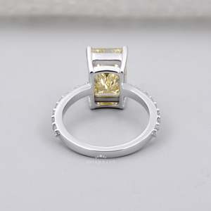Bague solitaire en diamant jaune taille émeraude certifiée IGI, avec bande pavée ronde, exquise - Product Image 4