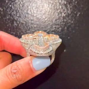 แหวนผู้ชายหรูหราสำหรับงานแต่งงาน ประดับเพชรโมอิสซาไนต์ทรงกลมเจียระไนแบบบริลเลียนท์ ชุบทองคำสีชมพู พร้อมใบรับรอง IGI รูปทรงกากบาท สไตล์ฮิปฮอป ประดับเพชรซิคอน - Product Image 2