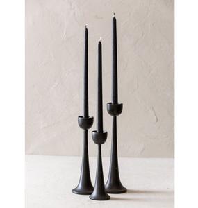 Bougeoir en métal noir avec 4 bras incurvés et base rectangulaire Accent minimaliste pour décor moderne et luxueux - Product Image 5