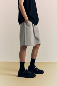 Moda personalizada de gran tamaño de peso pesado Color gris sólido liso en blanco ajuste suelto plisado detalle pantalones cortos de sudor para hombres - Product Image 5