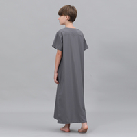 Jubba islamique pour enfants, robe saoudienne, robe de prière du Ramadan, robe à poches pour garçons, thobe musulman, gris, manches courtes, col en V brodé, kaftan