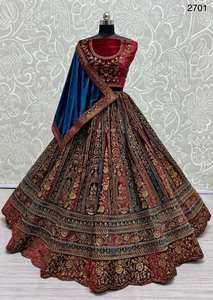 Magnifique Lehenga Choli avec patch Kali en velours brodé lourd et multicolore - Product Image 2