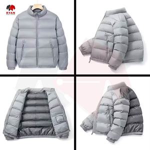 เสื้อแจ็คเก็ตพัฟเฟอร์บุขนสำหรับผู้ชายแบบกำหนดเองได้ พร้อมปกคอตั้ง มีฮู้ด ปักโลโก้ด้านหน้า สีพื้น - Product Image 2