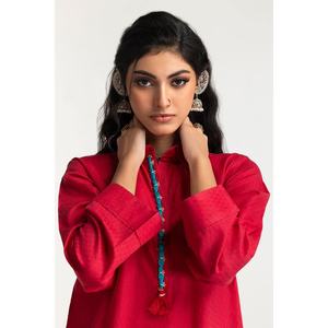 Conjunto de Camisa y Pantalón para Mujer, Color Rojo Dobby, con Adornos - Product Image 2