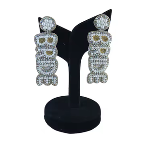 Boucles d'oreilles pendantes en perles blanches faites à la main, bijoux de mariage spéciaux pour femmes, boucles d'oreilles de mariée personnalisées, Inde - Product Image 1