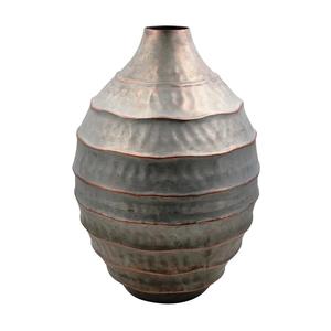 Florero de hierro de metal antiguo tradicional con grabado real y diseños esculpidos para una decoración floral única en interiores de primera calidad - Product Image 2