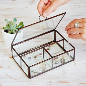 Boîte à bijoux en verre et laiton carrée de haute qualité, boîte à alliances, boîte à souvenirs, vitrine, décoration d'intérieur, organisateur de rangement en vente - Product Image 4