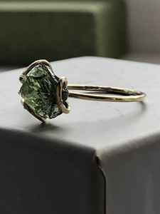 Bague en or moldavite brute bague fleur en or massif 14 carats cadeau pour femmes et filles cadeau d'anniversaire pour sa bague de fiançailles unique - Product Image 3