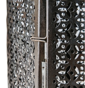 Lanterne porte-bougie en métal noir antique à vendre, lanterne artisanale de style marocain, décoration de Noël pour la maison - Product Image 3