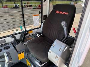 ENVÍO GRATUITO Miniexcavadora TAKEUCHI T138FR 674H, Motor Diésel de 27 HP, Cabina Cerrada con Aire Acondicionado, Aprobado por EPA y CE, Sistema Hidráulico Auxiliar, PLC - Product Image 6