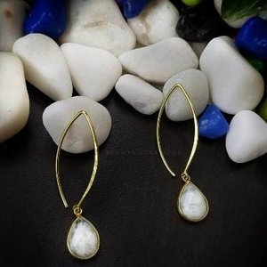 SOUMYA CREATIONS Pendientes de gota de latón chapados en oro con piedra lunar arcoíris en forma de gota de agua, modernos para mujer, regalo - Product Image 1