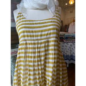 Robe en mousseline de soie RASA 129 coupe A avec taille empire et manches à bretelles spaghetti - Product Image 4