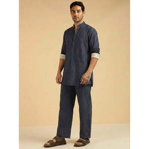 Ensemble coordonné plissé texturé rayé pour homme Amanush, ensemble kurta et pantalon en coton, col mandarin, manches longues, décontracté, pour l'été, à porter au quotidien - Product Image 3