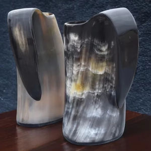 Tasse à Corne à Boire Viking Médiévale Authentique de 450ml Fabriquée à la Main en Verre Naturel Chope Poli Inspiré Art Nordique Artisanat Naturel - Product Image 1