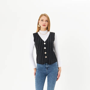 Gilet tricoté rayé à col en V décontracté pour femmes avec tissu d'usure extérieur à boutons - Product Image 1