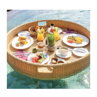 Plateaux flottants pour la détente, parfaits pour les fêtes à la piscine et le repos: rotin et plastique/Collection de plateaux flottants