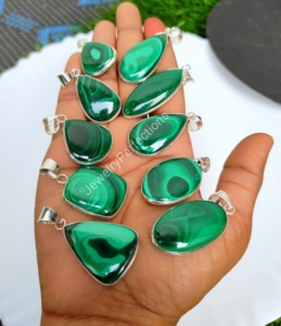 Vente en gros de colliers de pierres précieuses en malachite plaquée argent tendance, style bohème, mélange de formes, pendentifs à la mode, breloques - Product Image 5