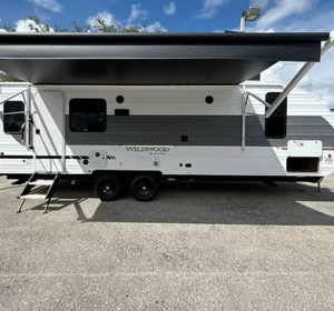 Remolque de Viaje Usado 2026 Forest River Wildwood X-Lite 24-R-L-X-L con Tienda de Campaña en el Techo en Venta - Product Image 1