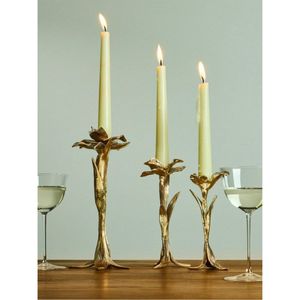 เชิงเทียนโลหะสไตล์นอร์ดิก รูปดอกบัวสีทอง พร้อมกิ่งไม้ประดับ สำหรับตกแต่งล็อบบี้โรงแรมหรูหราและห้องนั่งเล่นที่บ้าน - Product Image 6