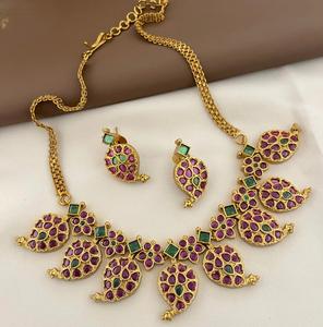 Ensemble de collier et de boucles d'oreilles de qualité supérieure en or poli avec pierres de luxe pour les femmes, pour les mariages et les festivals - Product Image 1