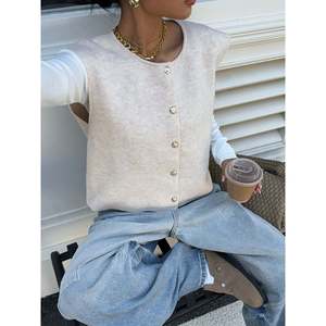 Gilet en tricot sans manches pour femme, col rond, boutonné devant, couleur abricot - Product Image 5