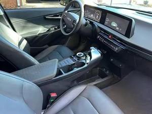 Portaequipajes Metálico Automático 2024 con Asientos de Cuero, Batería de Litio, Características Premium, Volante a la Izquierda, Asientos Oscuros, Faros Delanteros, Techo Corredizo - Product Image 3