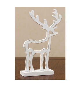Centro de mesa de madera festivo para mesa de Navidad con mini árboles con base de madera natural y detalles de bayas de temporada - Product Image 2