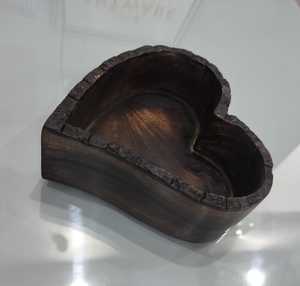 Cuenco de madera rústico en forma de corazón con borde de corteza de árbol Natural cuenco rústico hecho a mano bandeja de madera decorativa aspecto de nuez ardiente - Product Image 3