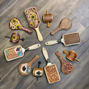 Gran oferta, conjunto de 3 piezas de cuero grabado a mano para mujer, cepillo de pelo de cuero tallado, espejo de mano y palillo para el pelo, juegos de tocador - Product Image 4