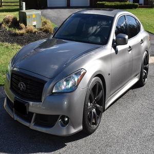 ¡Oferta Imperdible! Infi niti M56S 2013 Super Limpio, Muy Bien Equipado, Motor V8, Tracción Trasera, Sedán de Lujo en Color Grafito Platino - Product Image 1