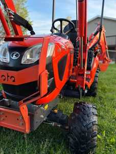 รถแทรกเตอร์ขนาดเล็ก Kubota BX23S พร้อมอุปกรณ์ตักดิน ขุดดิน และตักดินด้านหน้าแบบไฮดรอลิก สำหรับงานเกษตรและจัดสวน - Product Image 4