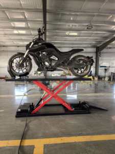 Plateforme élévatrice hydraulique pour <span class=keywords><strong>moto</strong></span> 600 kg Mise à niveau électrique Flip avant et arrière Double cylindre Élévateur de <span class=keywords><strong>moto</strong></span> - Product Image 6