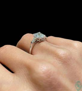 Bague de fiançailles à trois pierres en diamant de laboratoire taille radiant, or blanc 10 carats, sertie à griffes, clarté VVS-VS, tendance pour femmes - Product Image 5