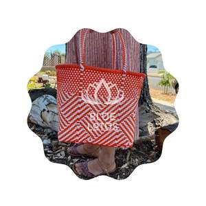 Sac en plastique vibrant et coloré pour le transport - Product Image 1