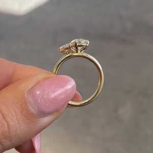 Anillo de Compromiso de Diamante Cultivado en Laboratorio con Corte Pera de 1.80 Ct y Oro Amarillo de 14K, Joyería Nupcial de Lujo Hecha a Mano - Product Image 4