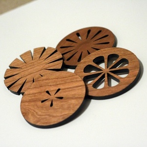 Dessous de verre en bois fonctionnel conçu pour les vacances pour garder les tables à manger organisées élégantes et festives pour les invités - Product Image 3