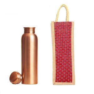 Botella de agua de cobre de tamaño más corto con bolsa de yute Botella Premium para uso diario Vasos disponible con diseño elegante para la venta - Product Image 5