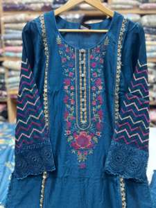 Ssumaira - Conjunto de Fiesta Formal con Camisa de Terciopelo Bordada y Pantalones con Dupatta Estampada Digitalmente, Novedad Especial para Eid - Product Image 2