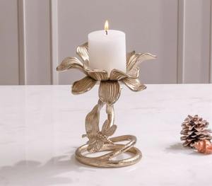 Bougeoir en aluminium fini doré de qualité supérieure avec motif floral, ajoutez une touche sophistiquée, confortable, élégante et élégante à tout espace - Product Image 1